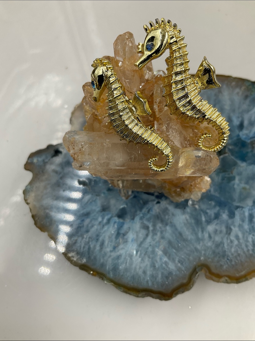 Two Exquisite Gold Seahorse Brooches With Blue Eyes - Picture 2 of 7